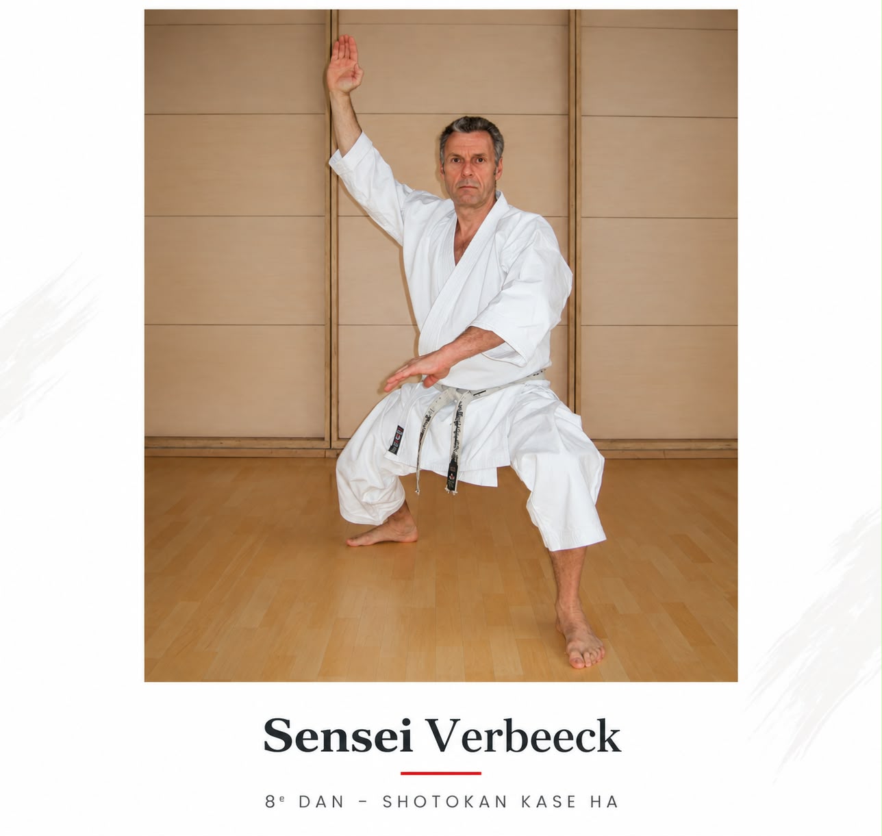 Sensei Alain Verbeeck, 8e Dan Shotokan Kase Ha, photographié en tenue de karaté